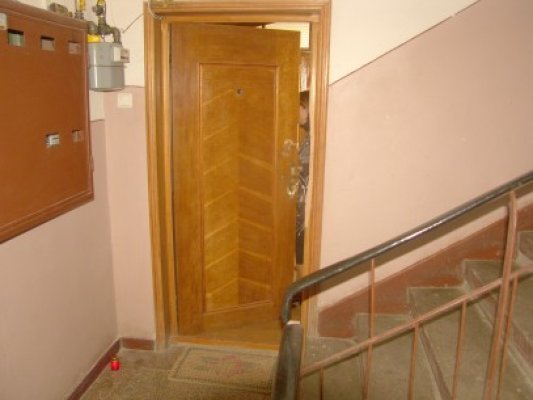 Pompierii, chemaţi să dărâme o uşă: un bărbat a fost găsit mort în apartament